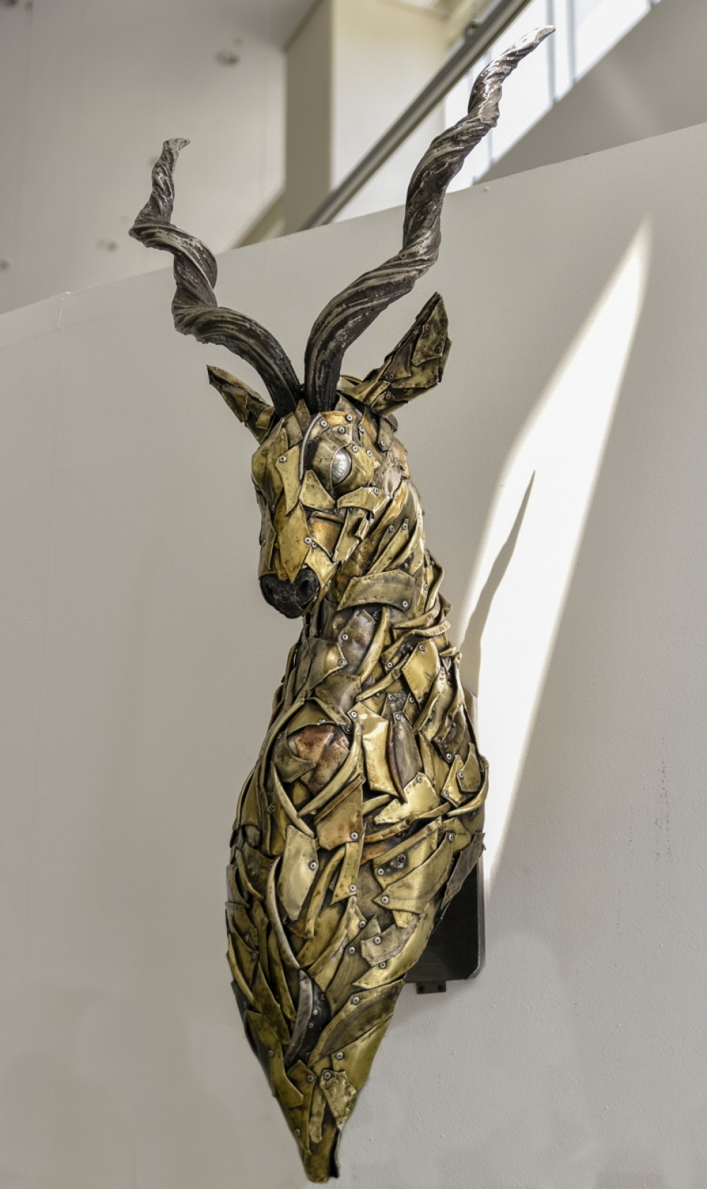 정의지
Persona-Greater kudu
버려진 양은 냄비, 리벳, 철, 스테인리스
140x58x45cm
2016